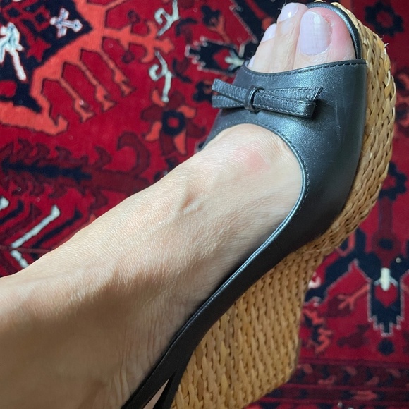 Kate Spade Rattan Wedge Heels Size 7.5 - Peep Toe & 🎀 Detail for Summer ☀️ - Picture 6 of 13